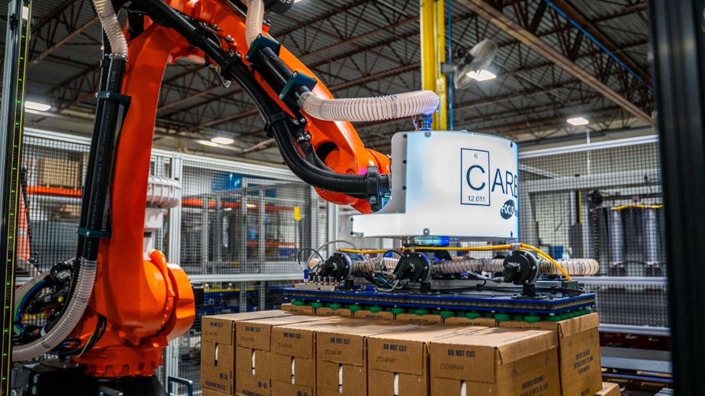 The CARBON palletizing cell uses a KR QUANTEC PA robot from KUKA