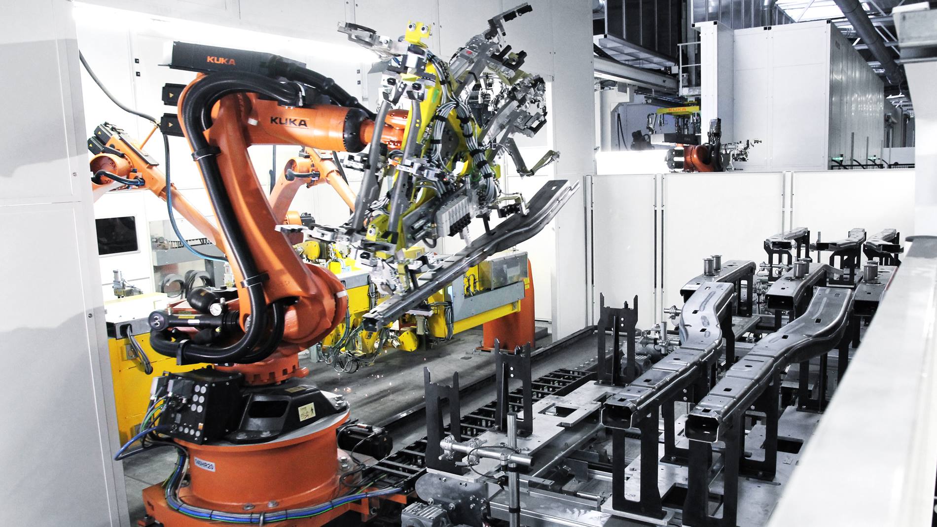 Schweißanlage von KUKA Systems bei Gestamp