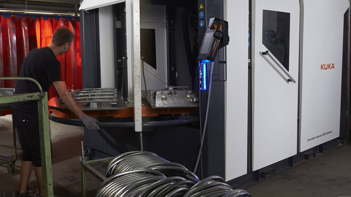 Der KUKA flexibleCUBE wird mittels Drehtisch neu bestückt