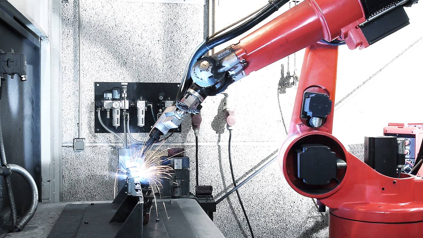 Roboter mit Schweißquelle mit externem Drahtvorschub
