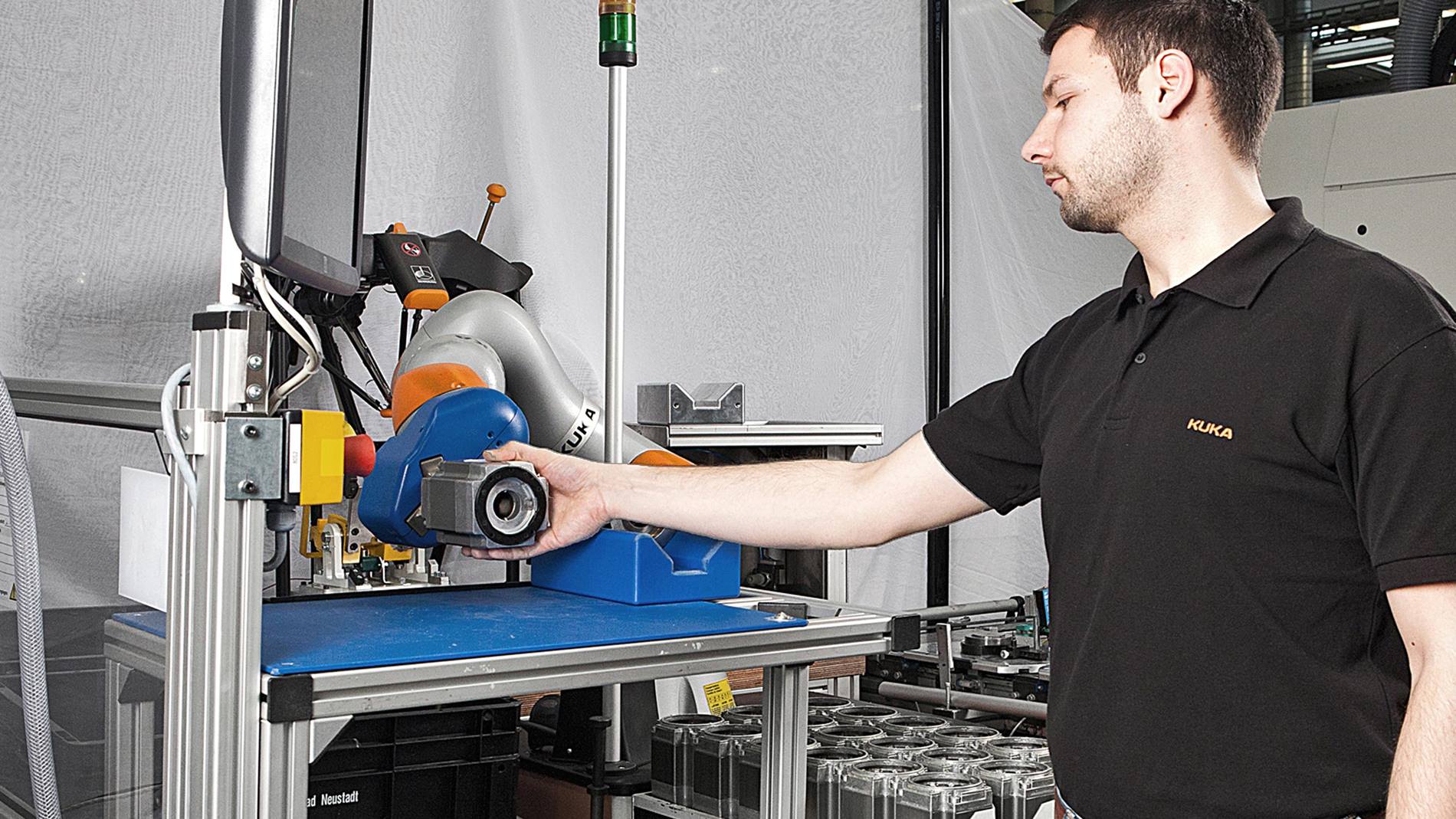 De cobot LBR iiwa werkt bij Siemens in Bad Neustadt hand in hand met zijn menselijke collega's in de Lead Factory