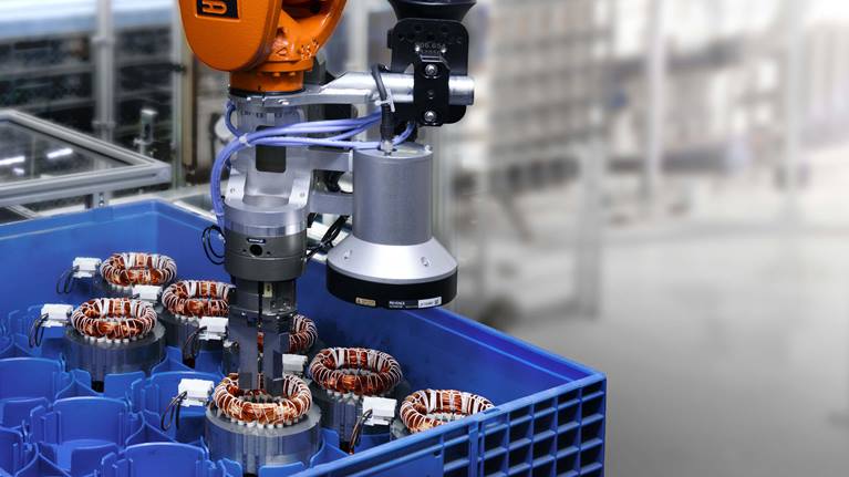 由于配备了视觉系统,KR CYBERTECH 能够最大程度地自主作业。KR CYBERTECH 拾取定子并将其送入后续的生产过程。