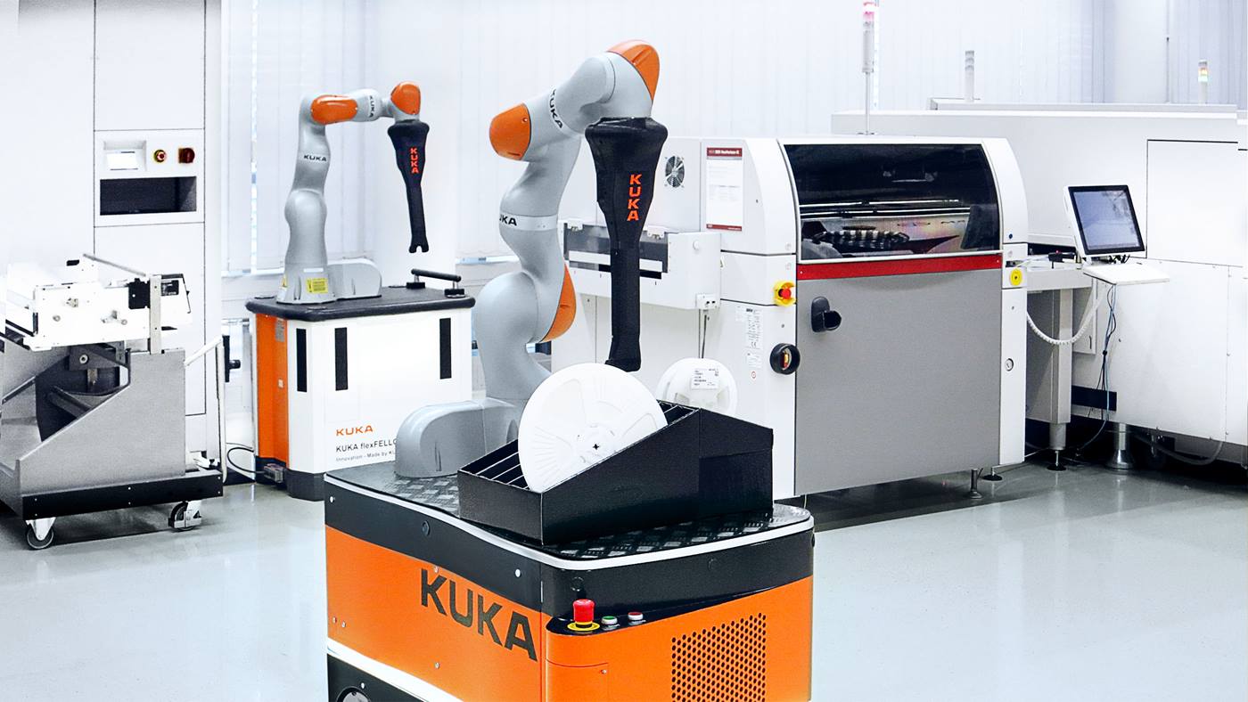 Industrie 4.0 bij KUKA: de KMR iiwa navigeert zelfstandig door de ruimte, terwijl de cobot LBR iiwa de stationaire voorbereiding op zich neemt.