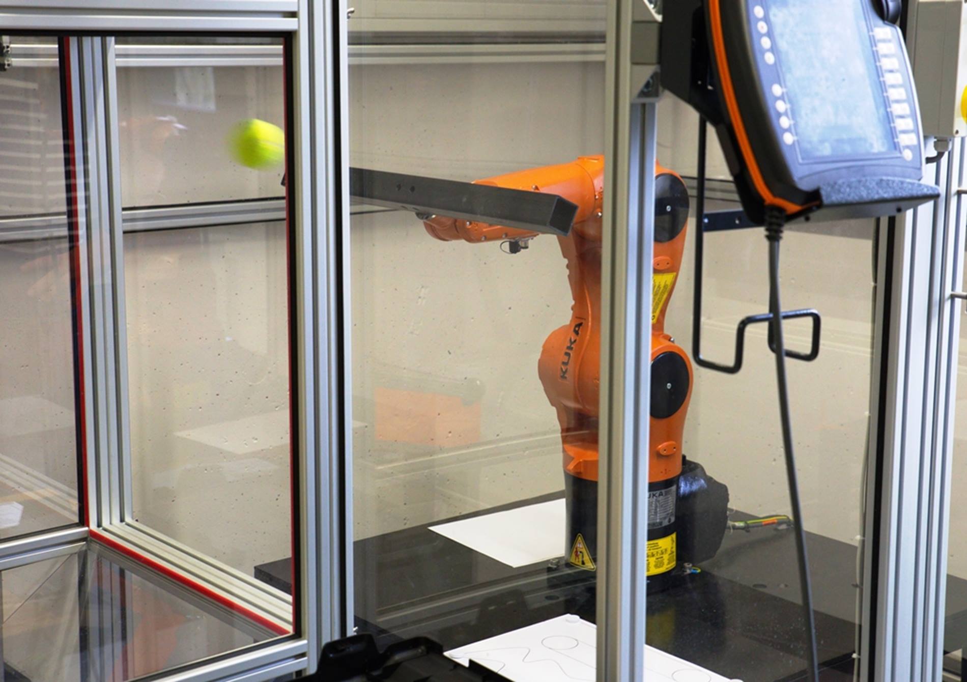 1.Wehrt geworfen Bälle ab: KUKA Roboter an der WH Gelsenkirchen.