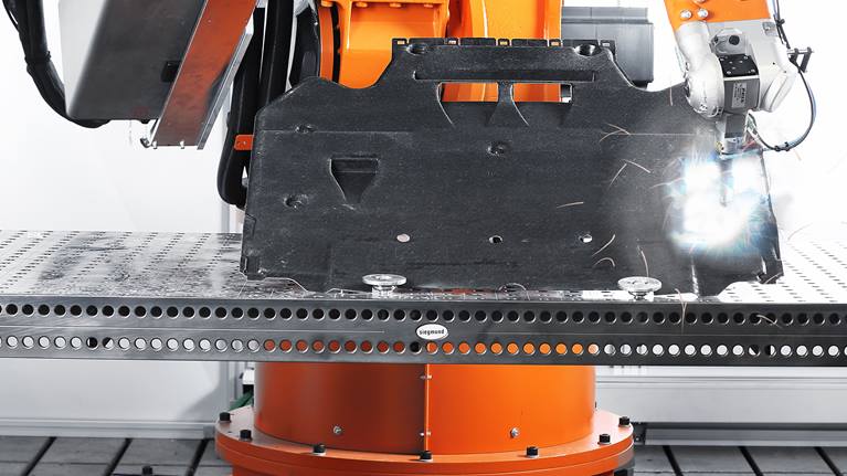 通过机器人的协助,可以切割更厚的钣金和微米级精度的切缝。