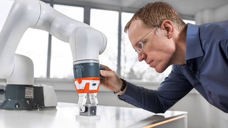 Guide the collaborative robot through all the work steps by hand, display all the steps in a graphical program tree, and then run the program. _It’s iisy
