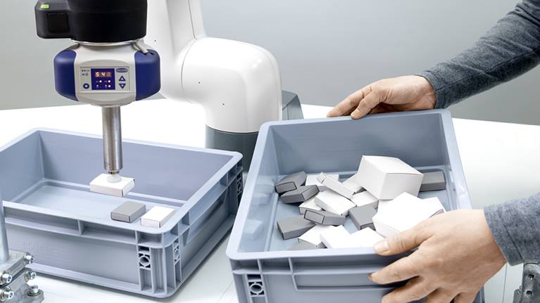 协作机器人不会超出任务所需的指定力。