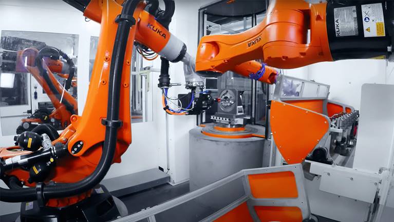 机器人给机床上下料,其中还包括开门和关门。