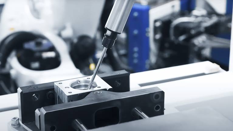 铣削后,工件会被放在去毛刺工作单元中,并在该处接受完全去毛刺和清洁处理。