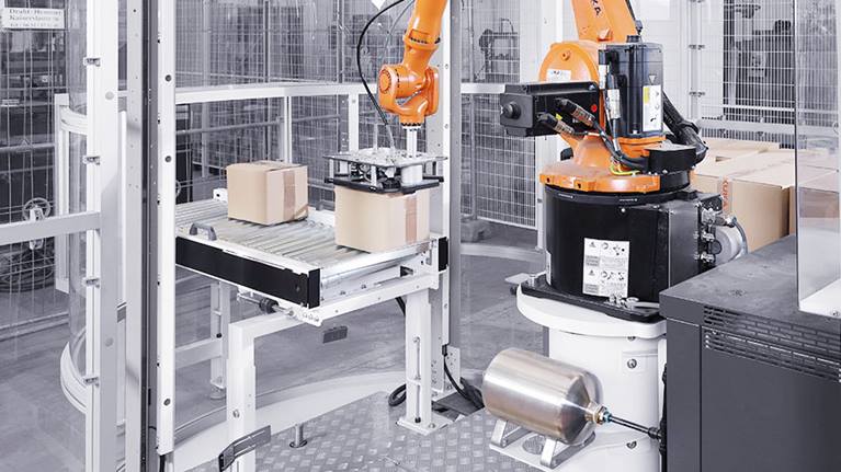 Whether palletizing from the conveyor or directly onto the pallets – the robots can get to grips with any task.